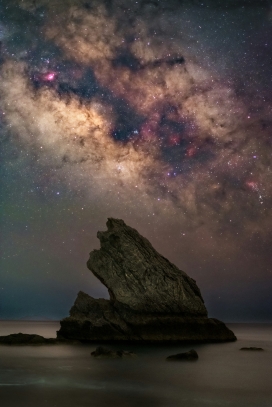 夏季星空下的孤岛海滩风景