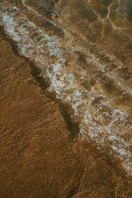 白花花的河水海浪