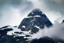 暴风雨中的雪山