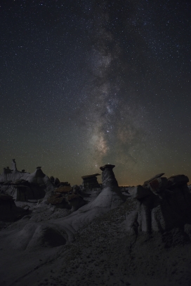 秋季星空下的山峦