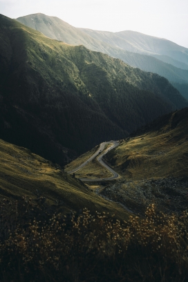 山区中的蜿蜒公路