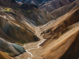 壮观的山河河谷干支流风景图