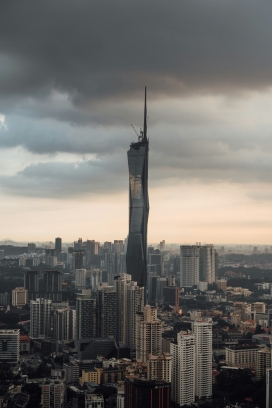 暴风雨中的吉隆坡塔楼-莫迪卡大厦