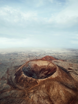 高空俯拍的火山岩洞