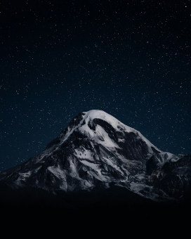 星空下的雪山风景