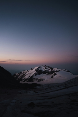 蓝色云霞中的雪山