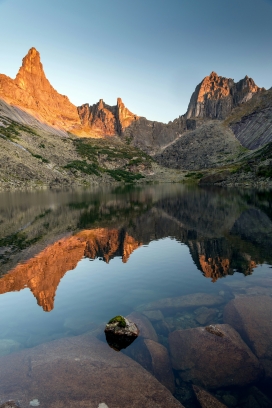 高山湖倒影图风景