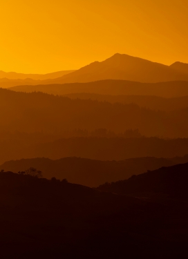 群山黄昏风景图