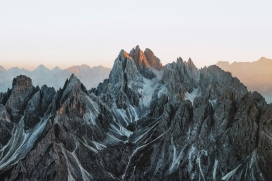 壮观的雪山山峦风景图