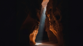 神秘的丹霞山脉洞穴风景图