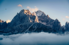 雪山边上的滑翔伞跳伞运动员