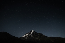 秋季雪山上空的星星