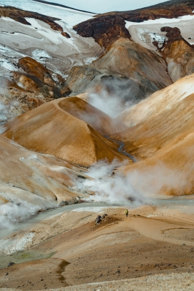 白雾下的山脉风景