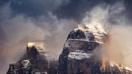 巍峨的冬季雪山山峰图