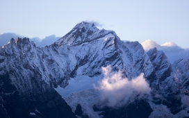 紫蓝色的雪山图