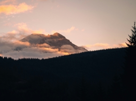 烟雾云绕的山脉美景