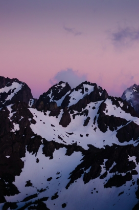 粉红色雪山