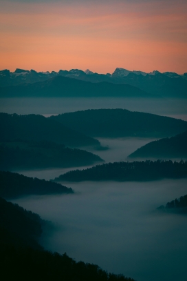 黄昏下的群山风景