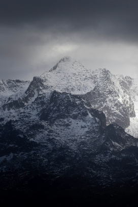 暴风雪后的雪山