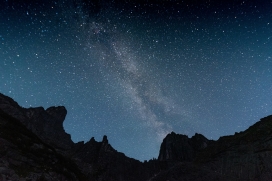 蓝色山峰中的星空美景