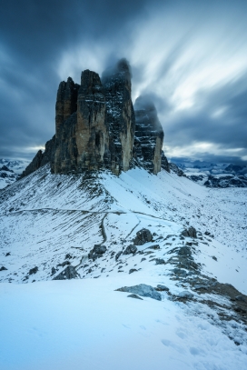 冬季雪山山峰图