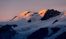 冬季雪山余晖美景图