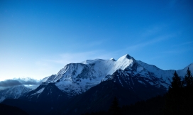 蓝天下的雪山雪峰图