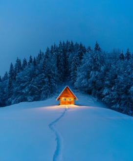 冬季中的童话三角小屋夜景图