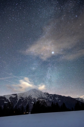 北极星空下的雪山美景