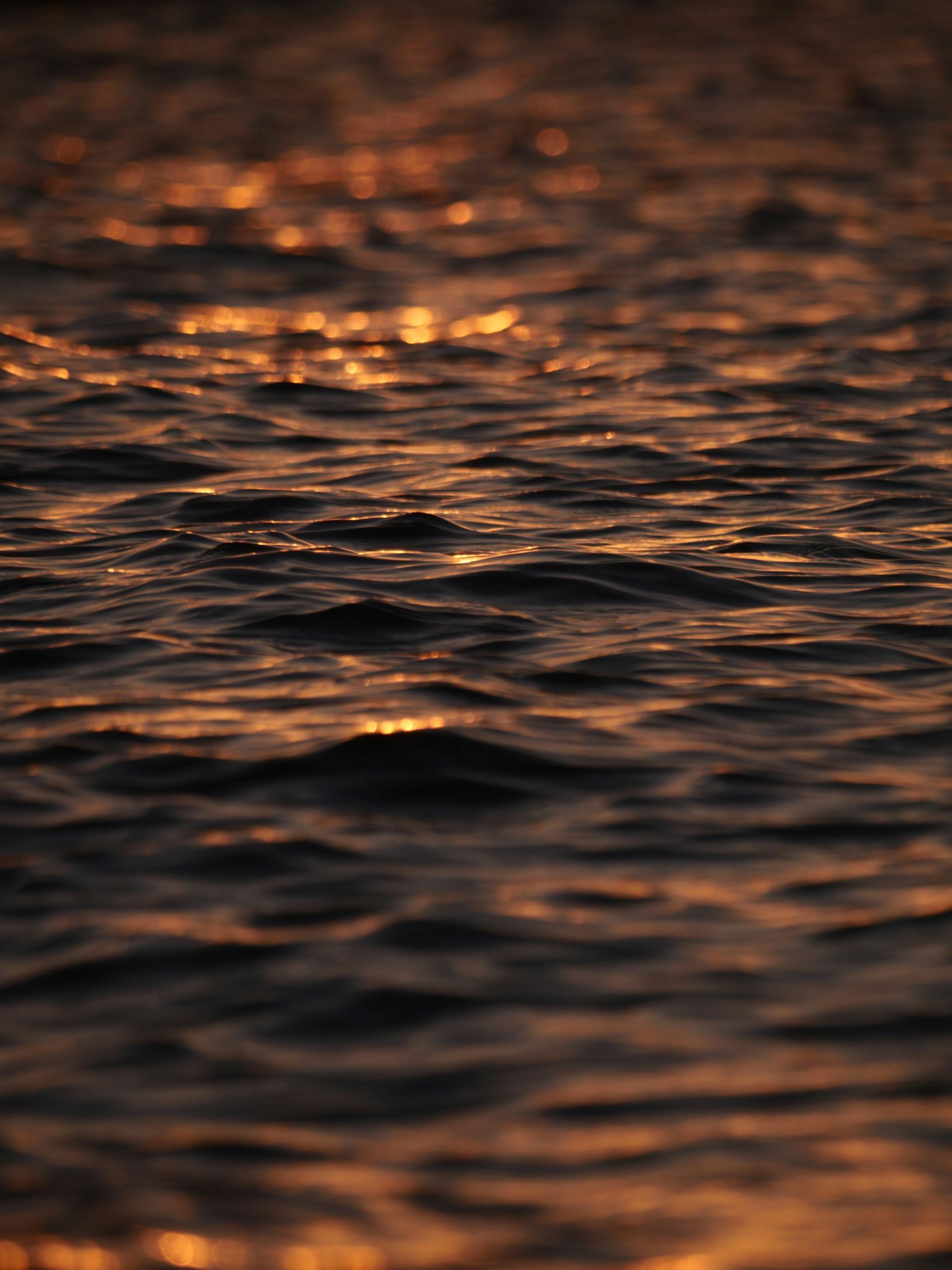 暗黑色水面图图片