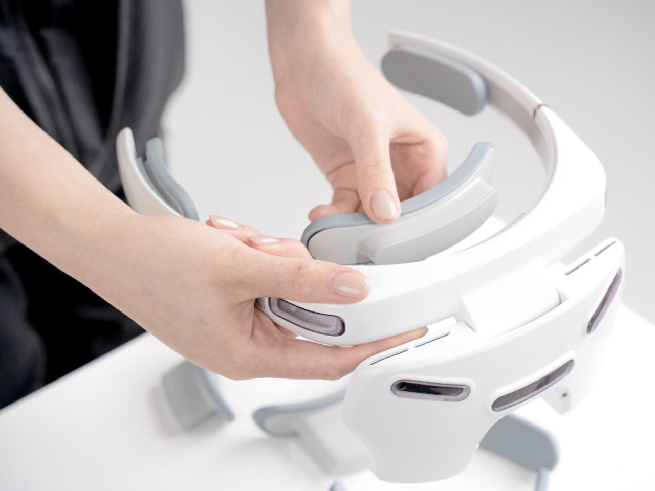 为常见可用性问题提供了一种简单解决方案的混合现实概念头带---酷图编号4