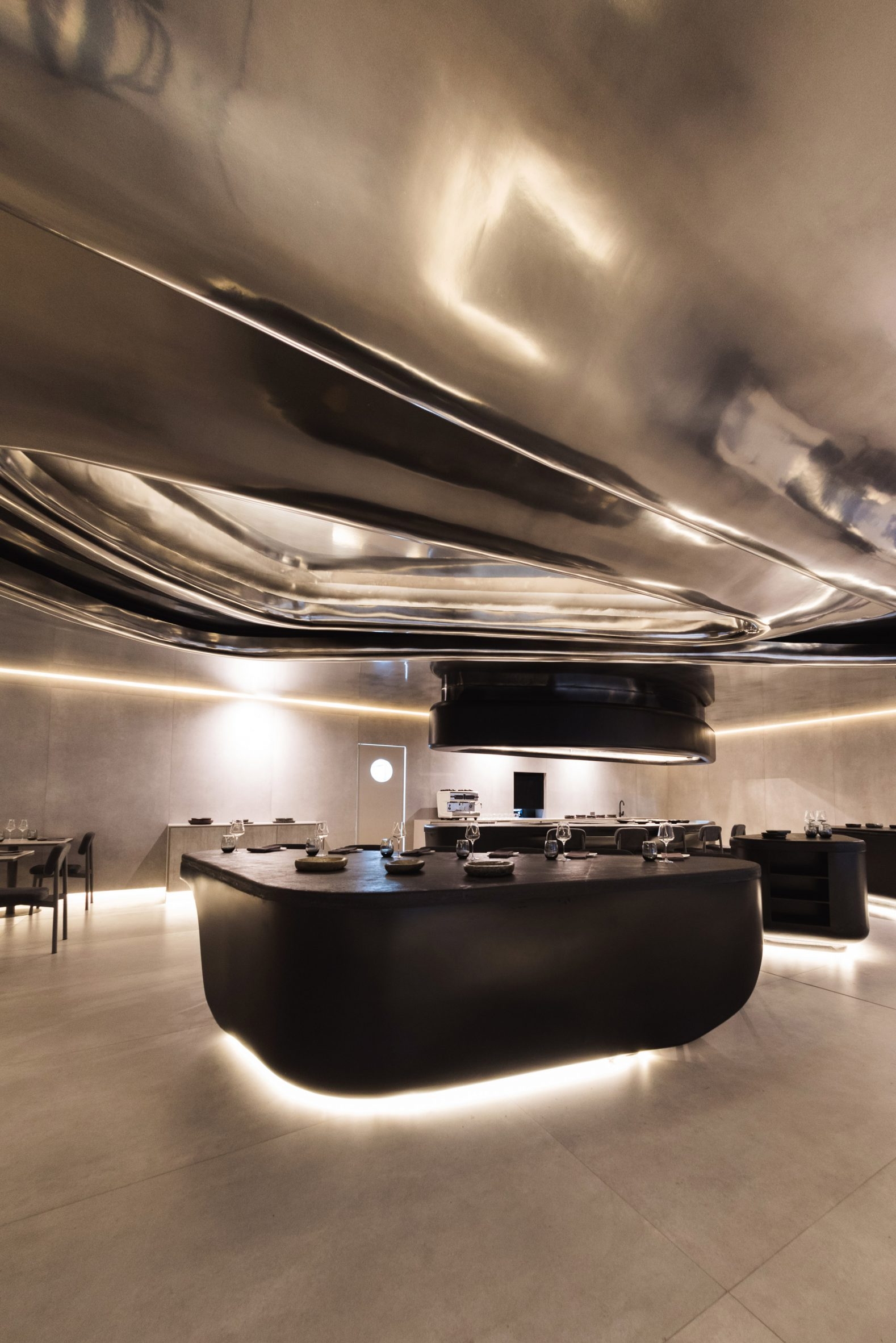 波纹反射天花板的餐厅图片