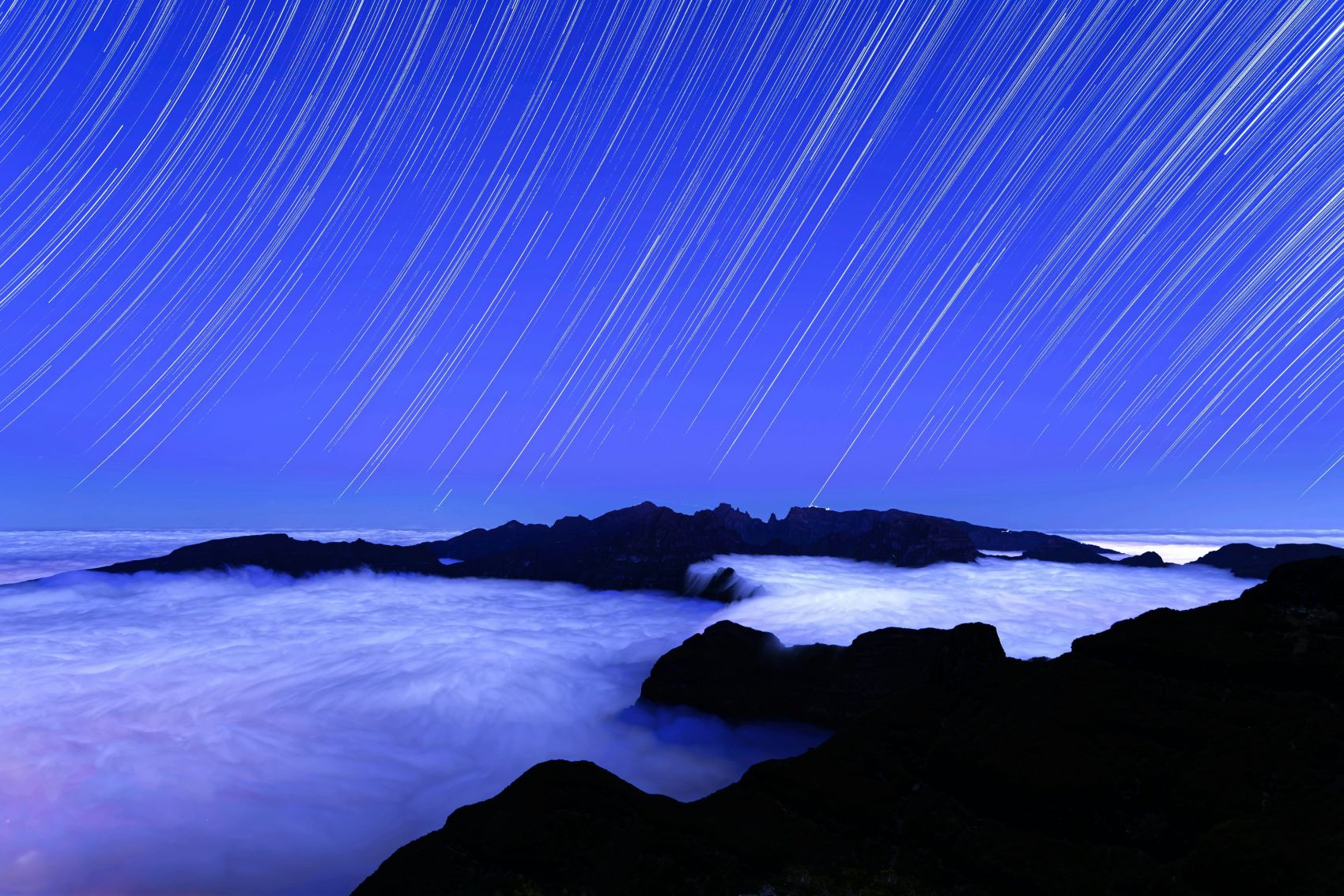 蓝色流星雨云海风景图片