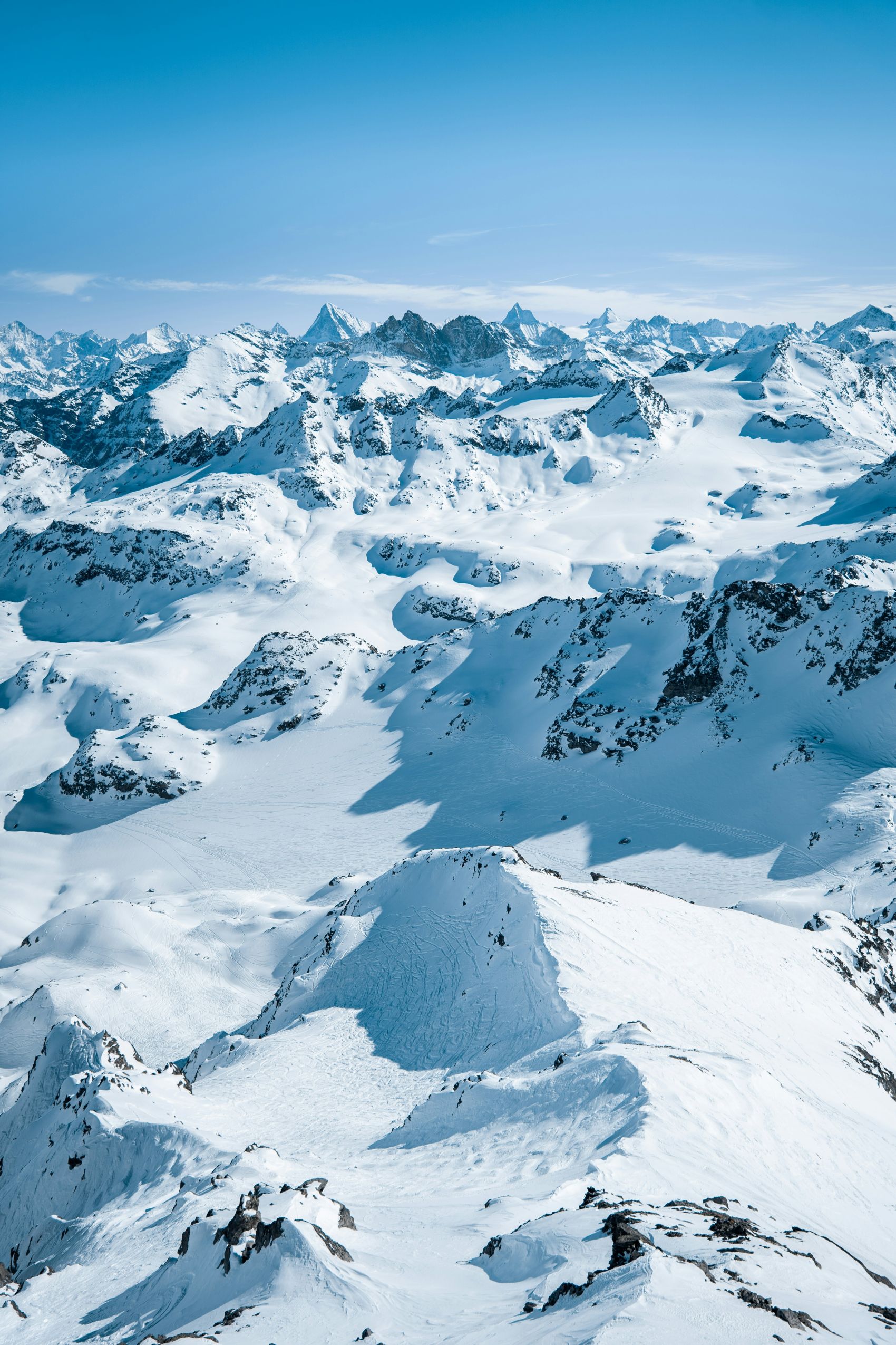 淡蓝色的雪山风景图片