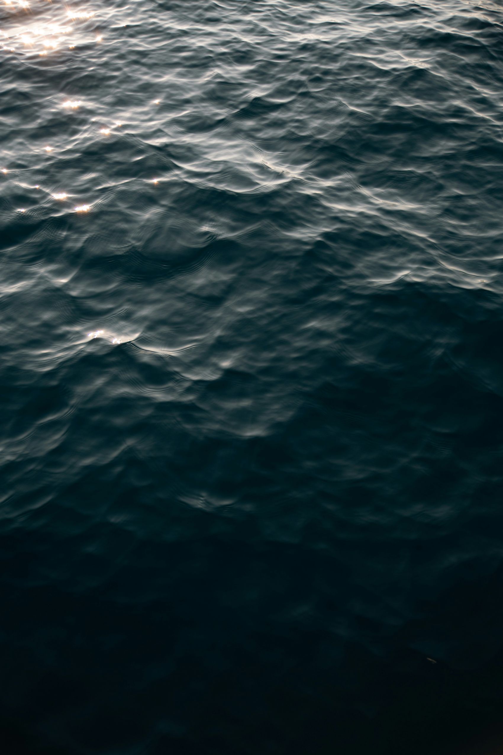 波光粼粼暗黑湖面湖水图片