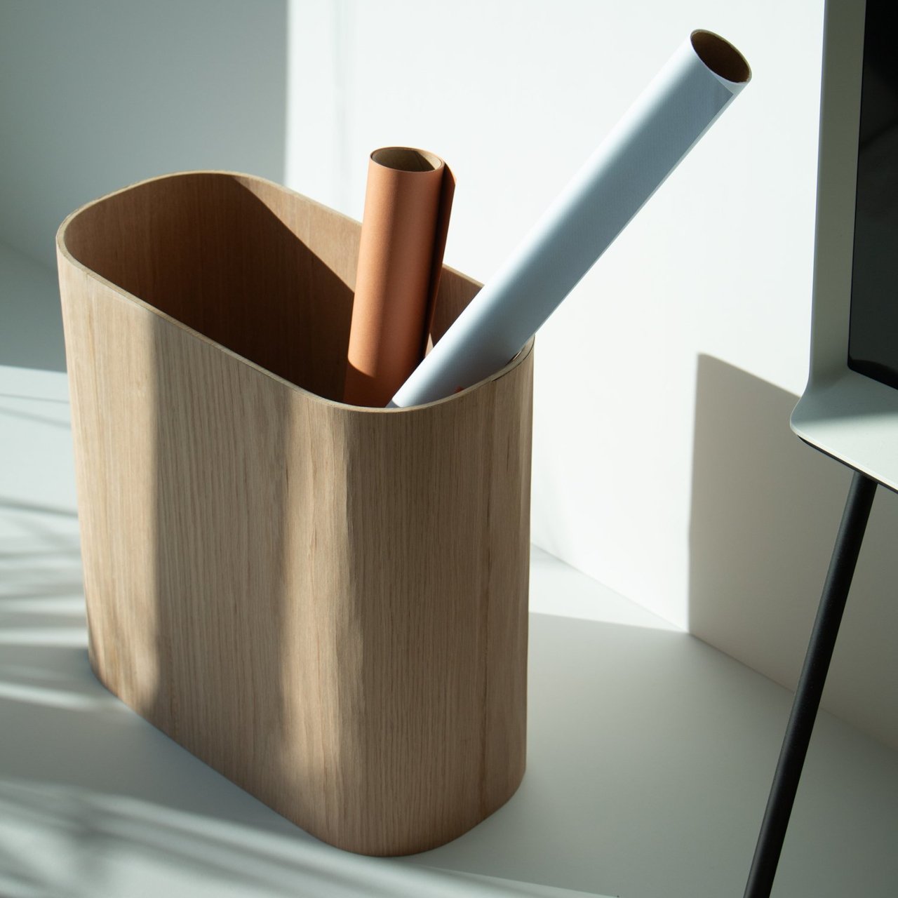 Plateau的独特之处在于其智能的三件式结构。该设计有三个容器,每个容器的比例都很完美,可以一起使用或分开使用。这两个较小的单元配有盖子,使其成为隐藏存储或临时托盘的理想选择。当这三个部分都嵌套在一起时,它们就形成了一个稳定可靠的脚凳,随时可以帮助你到达那些触手可及的地方。