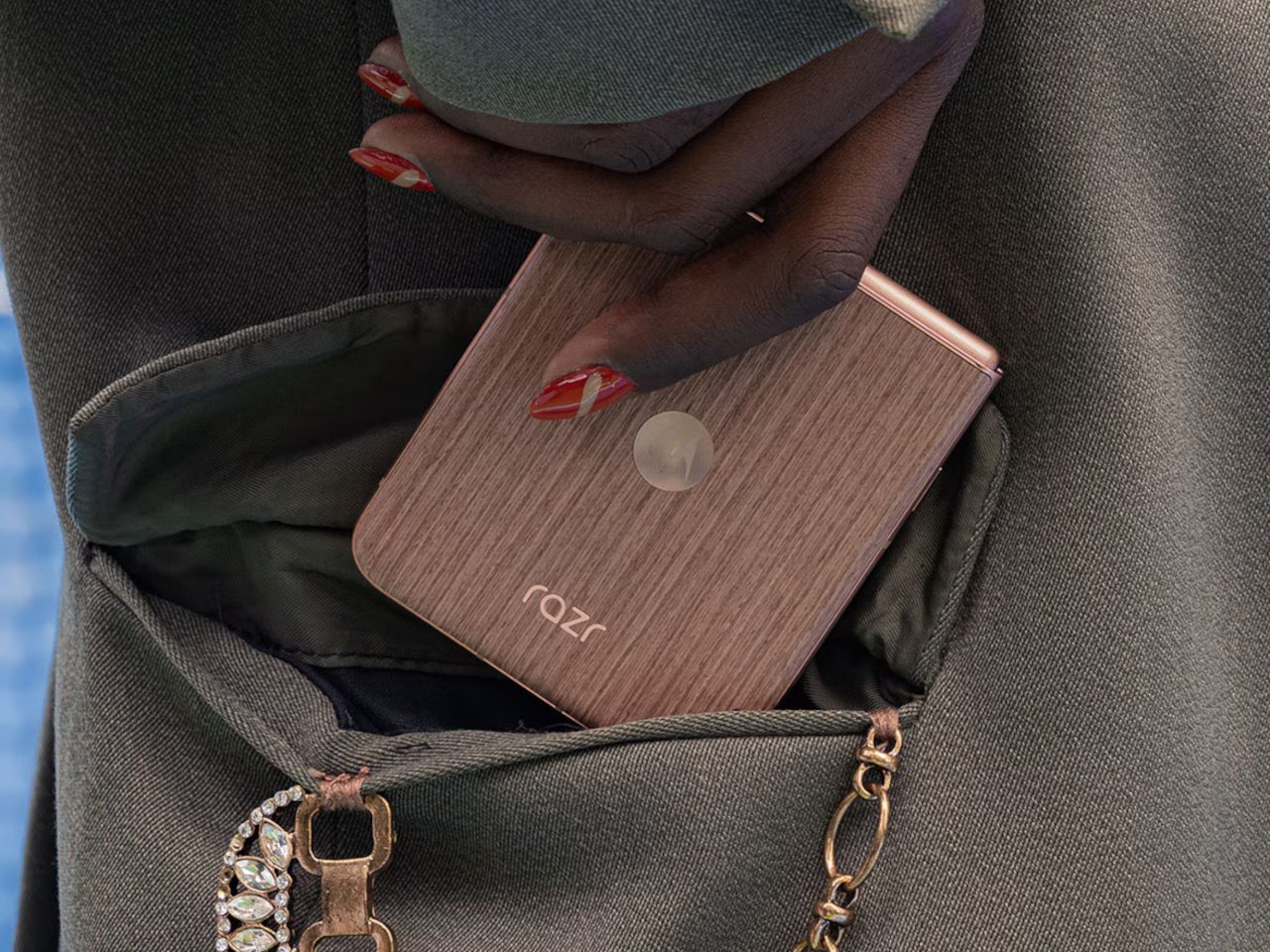 炫耀木材和阿尔坎塔拉面料饰面的摩托罗拉RAZR ULTRA折屏手机---酷图编号6