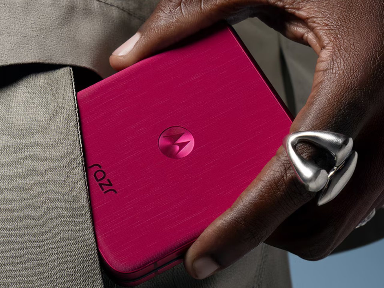 炫耀木材和阿尔坎塔拉面料饰面的摩托罗拉RAZR ULTRA折屏手机---酷图编号7