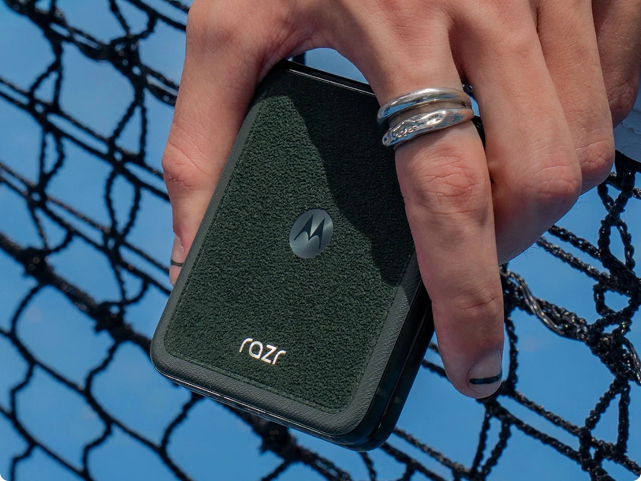 炫耀木材和阿尔坎塔拉面料饰面的摩托罗拉RAZR ULTRA折屏手机---酷图编号4