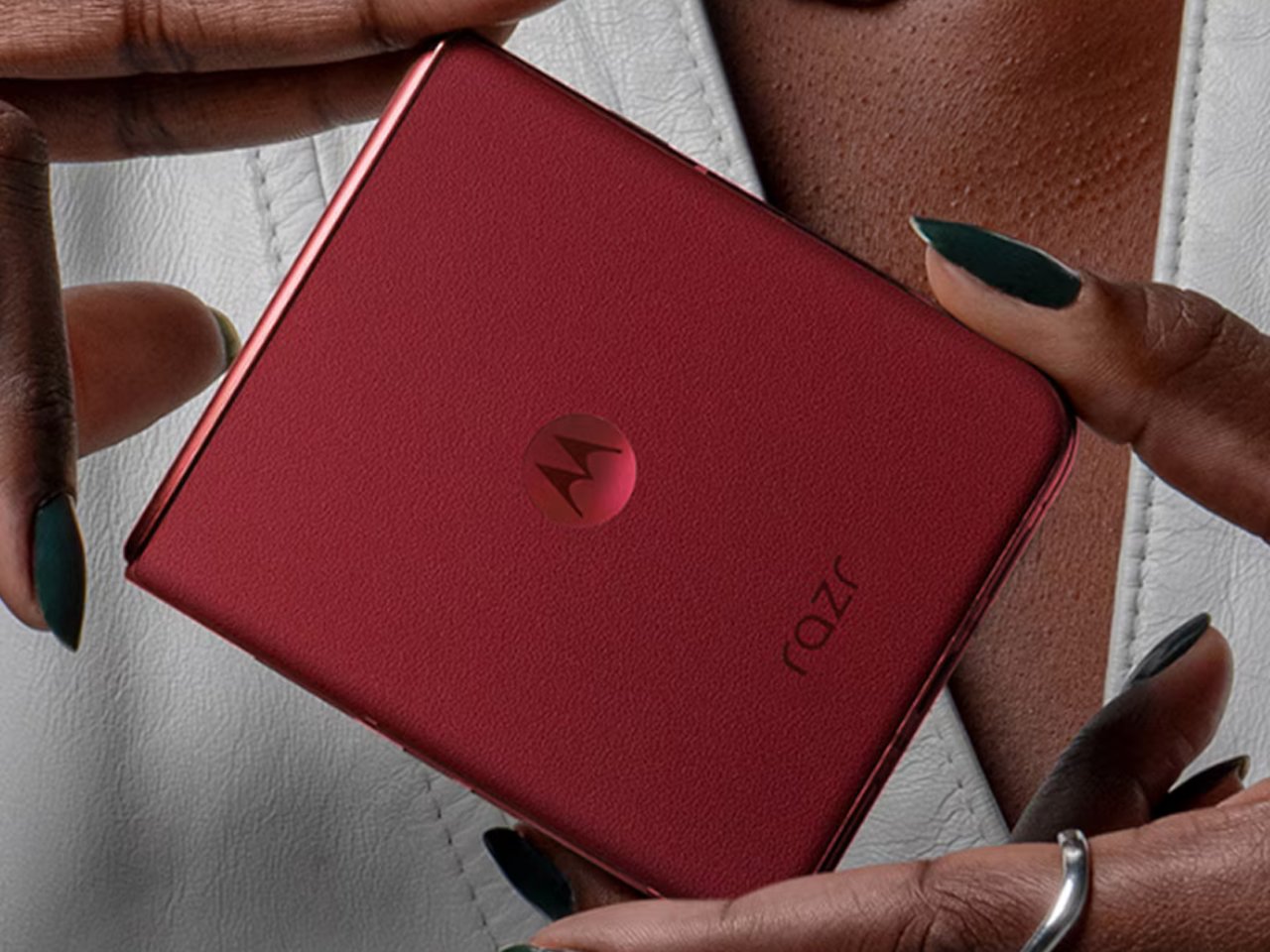 炫耀木材和阿尔坎塔拉面料饰面的摩托罗拉RAZR ULTRA折屏手机---酷图编号5