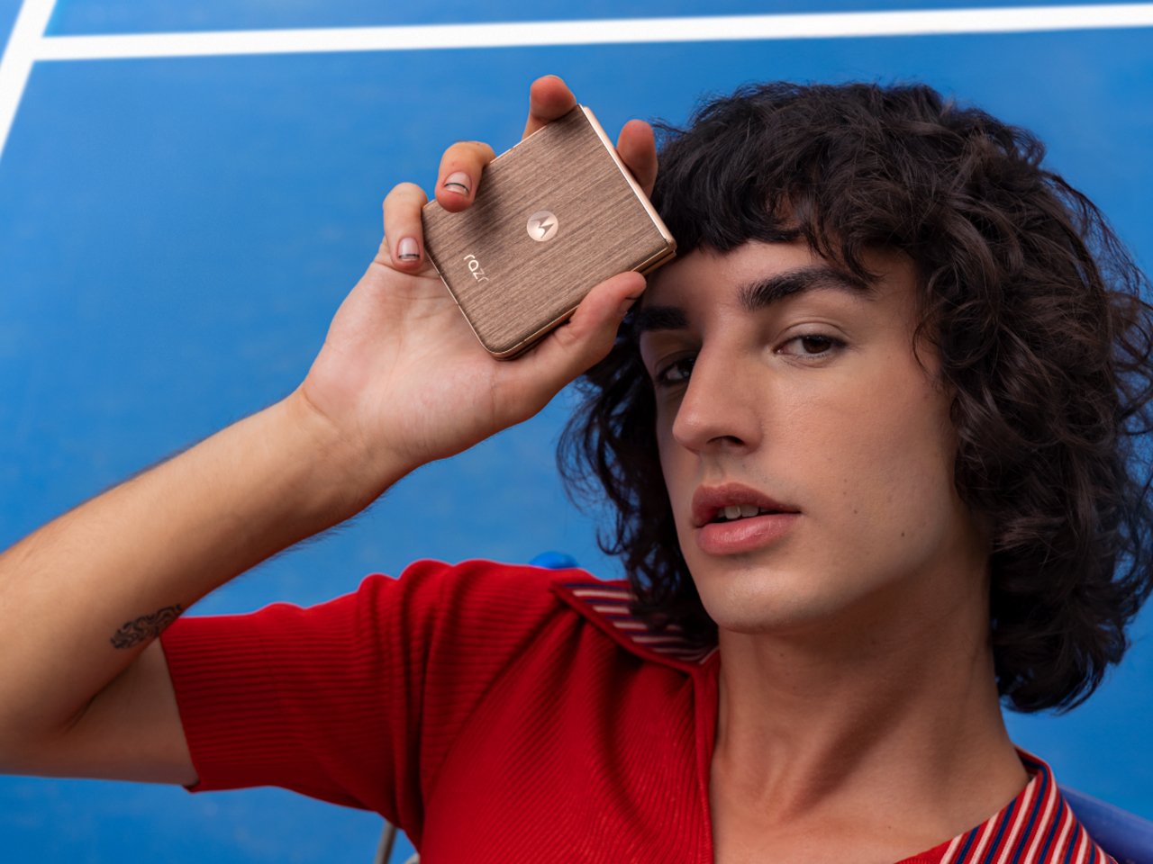 对于那些喜欢流行色彩的人来说,PANTONE Rio Red的灵感来自皮革的经典奢华,而PANTONE Cabaret则拥有丝滑、缎面般的表面,完美地捕捉到了其名字的能量。每种变体都是为了吸引眼球,吸引人们的触摸和钦佩,并提供一种在移动设备上很少见到的个人表达。