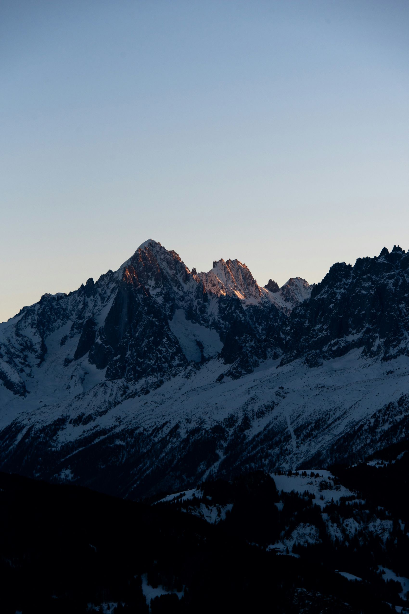午夜雪山美景图片