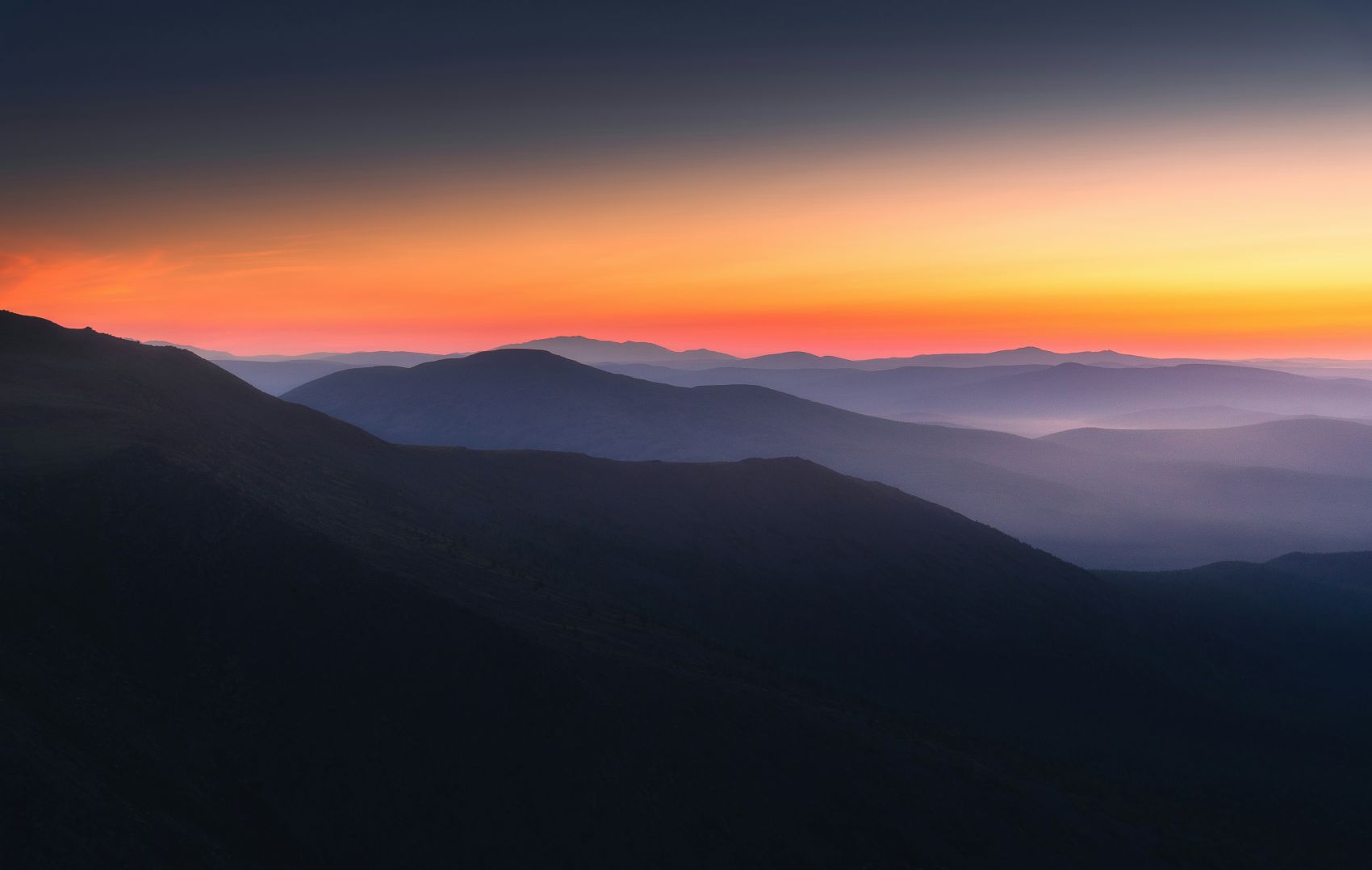 夏季唯美群山火烧云晚霞美景图片