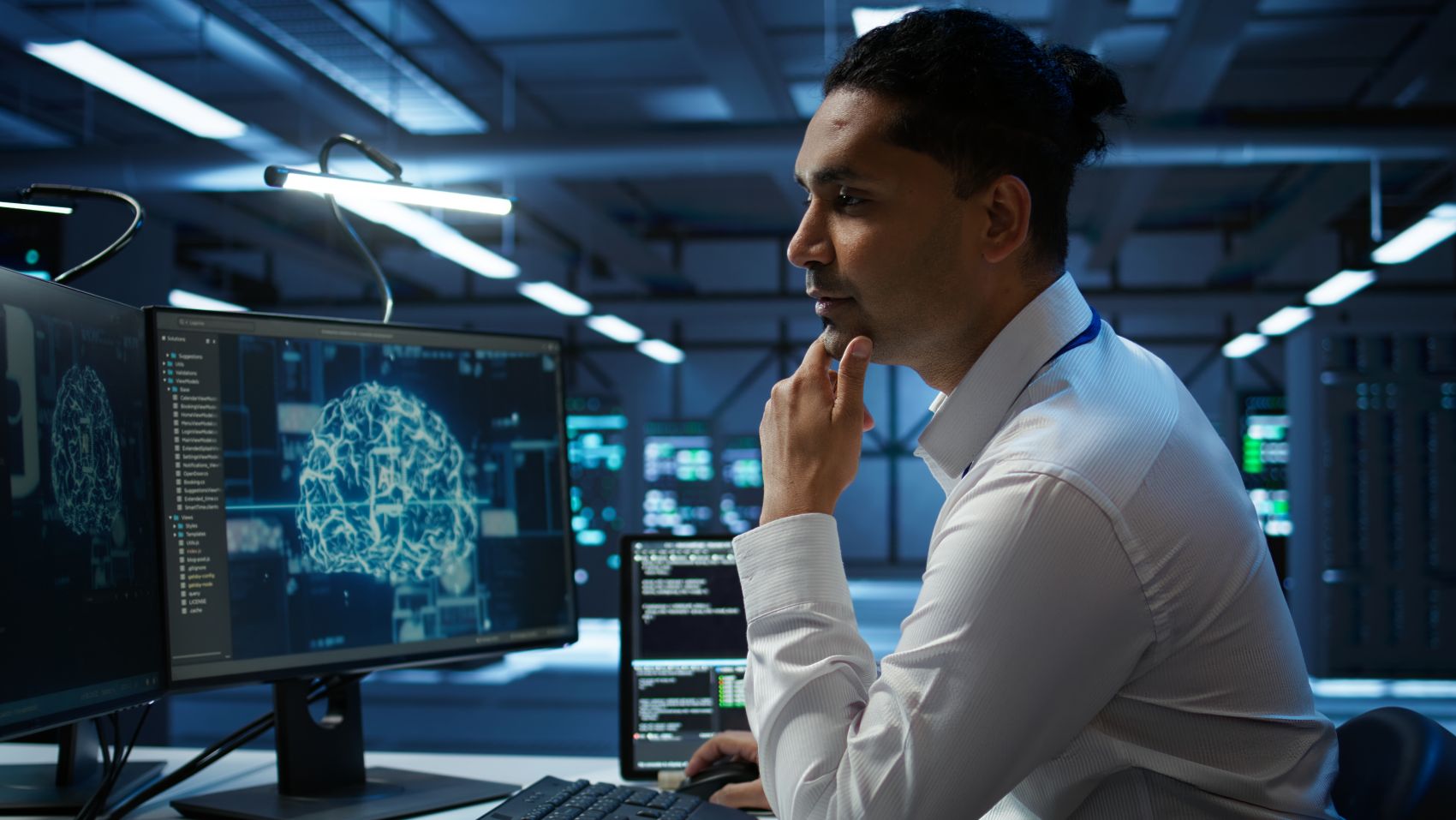 用电脑查看人体大脑的医生图片