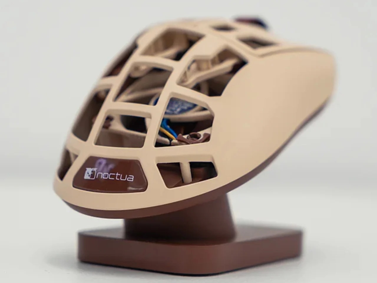 内置风扇可以冷却你出汗手掌的鼠标图片