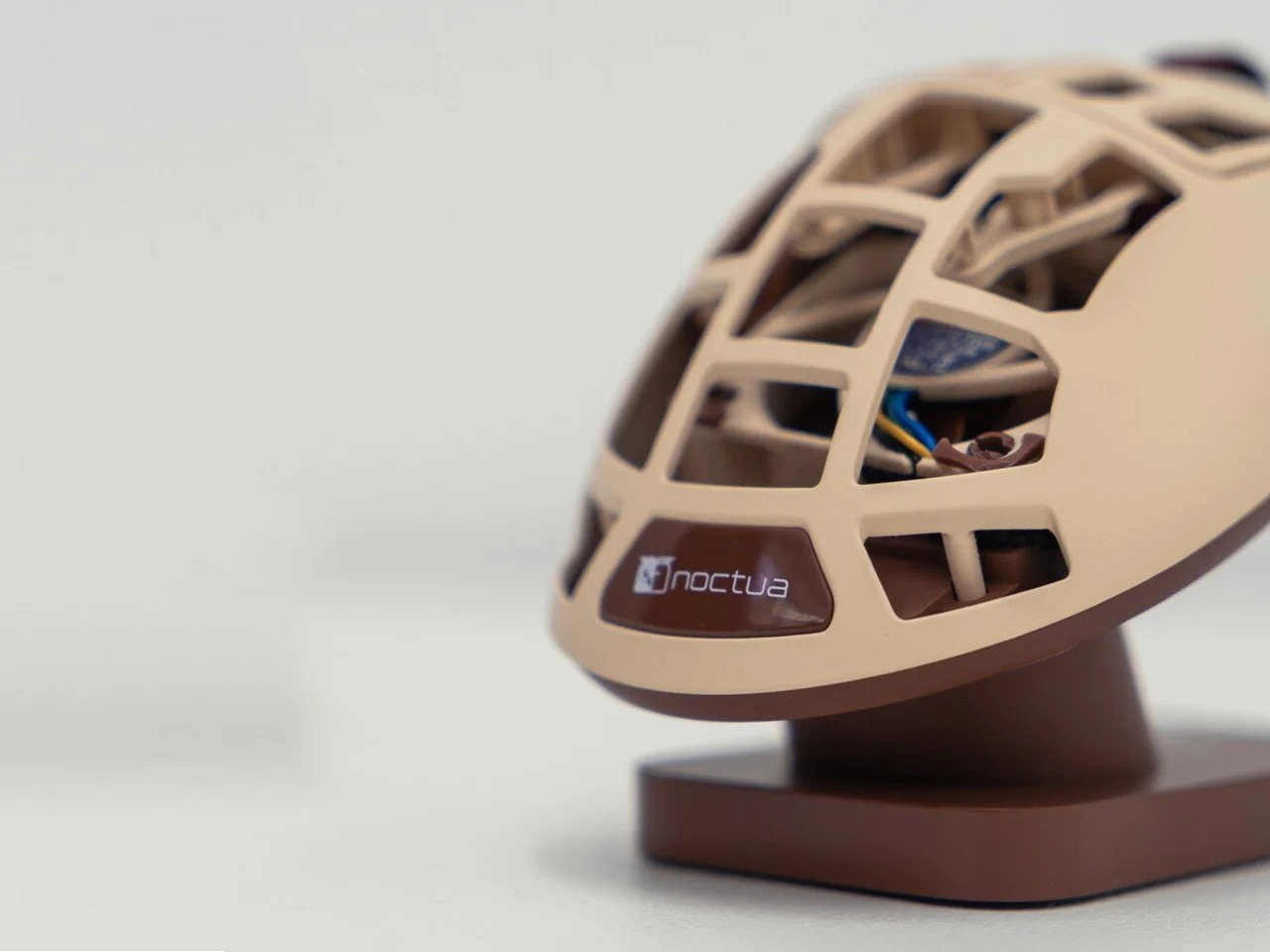 内置风扇可以冷却你出汗手掌的鼠标---酷图编号5