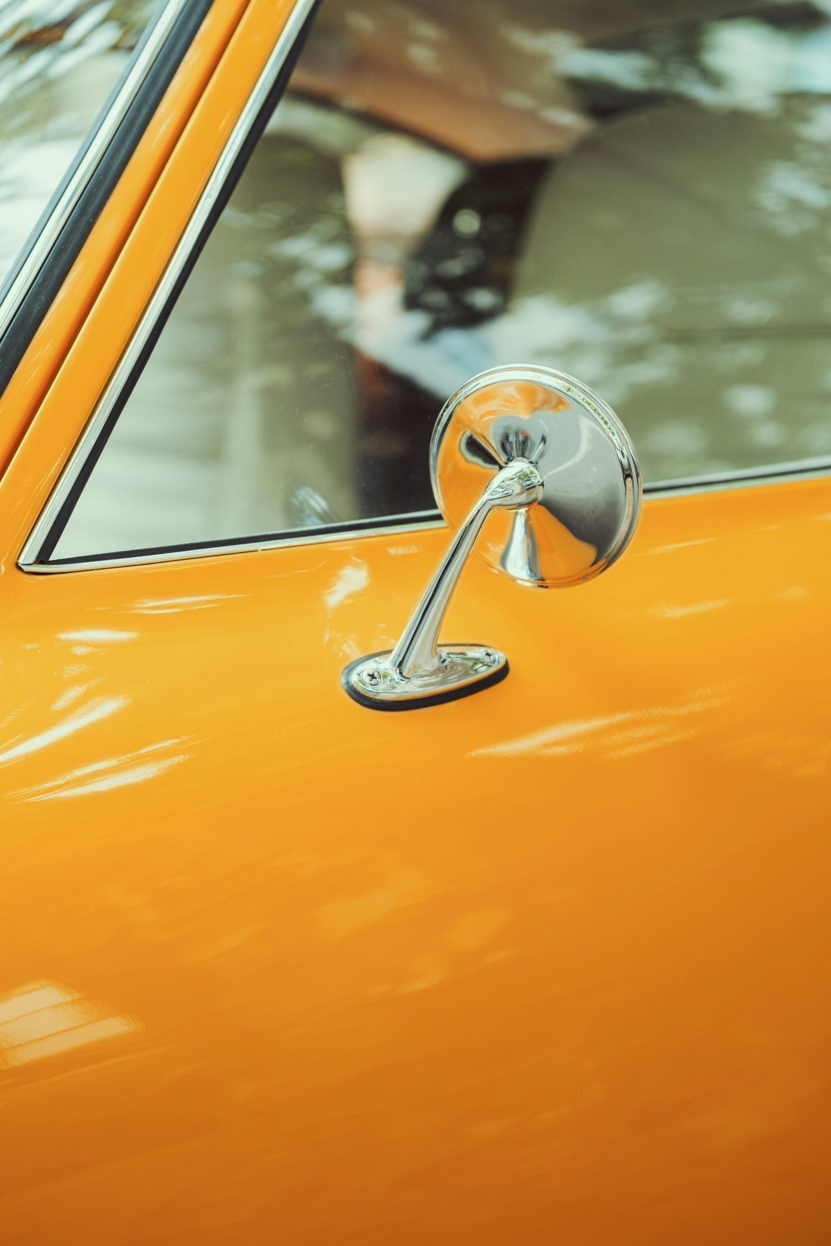 橘黄色的老爷车汽车图片