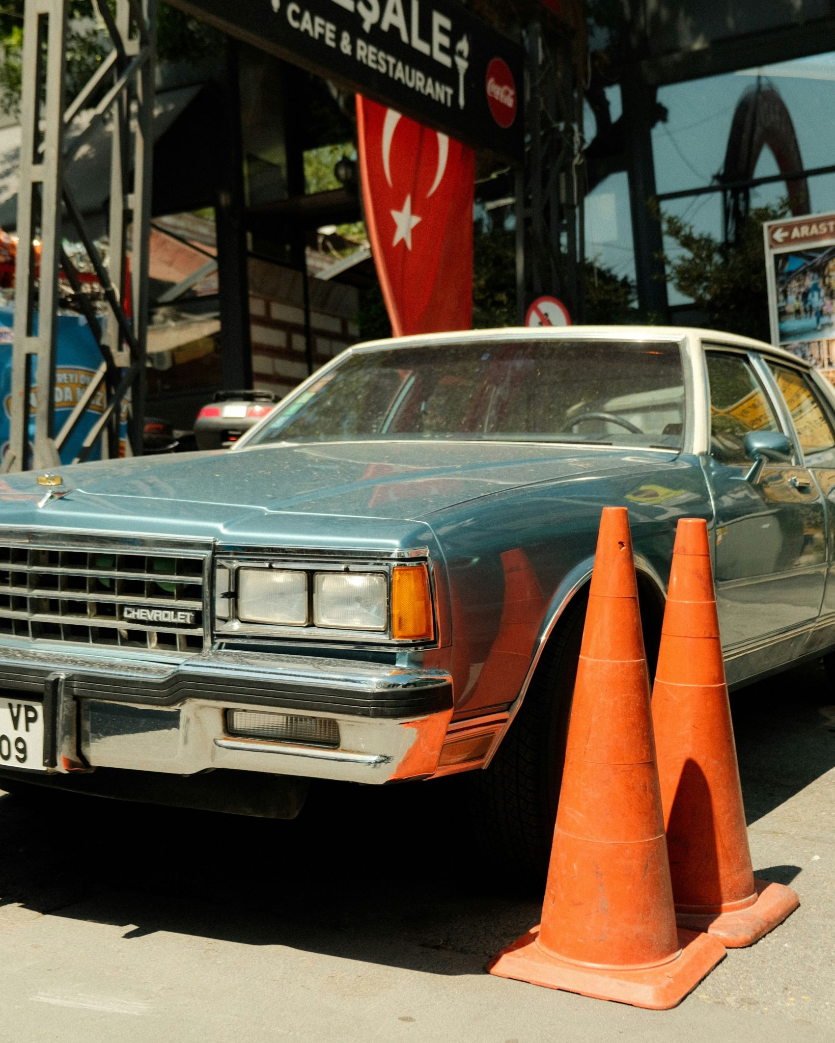 三角路锥旁边的复古老爷车图片