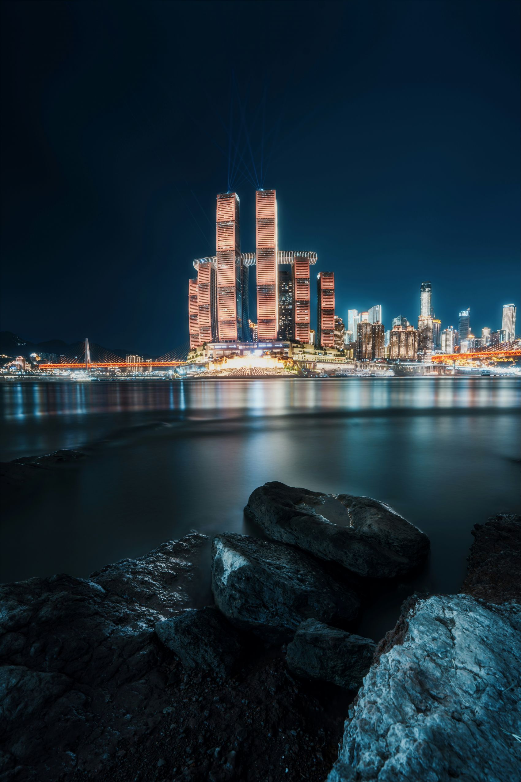 城市江边夜景图图片