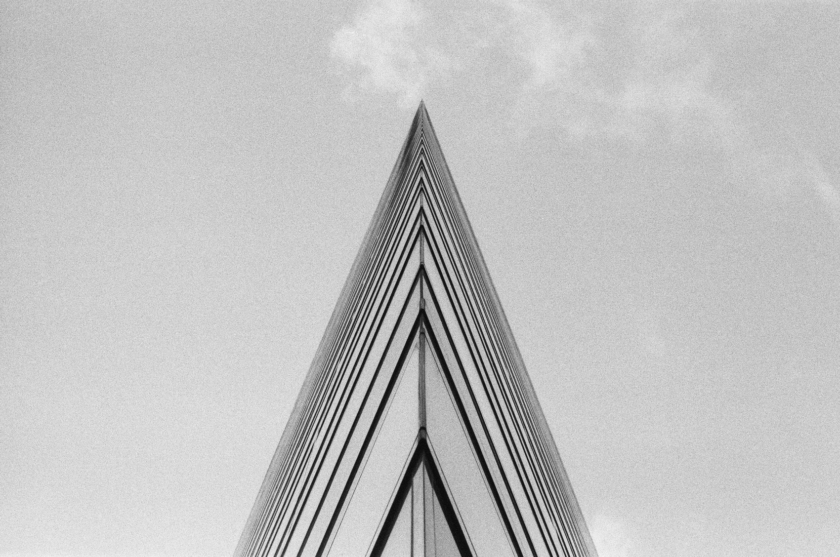 黑灰三角建筑图片